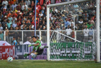 علی اسدی دروازه بان تیم قشقایی برابر پرسپولیس