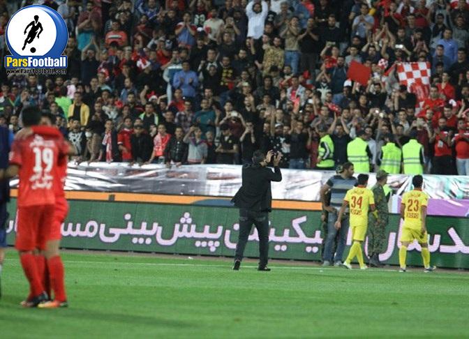 تشویق علی دایی توسط هواداران پرسپولیس