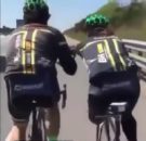 در این ویدیو از دوچرخه سواری شما بینندگان چندرسانه ای پارس فوتبال دوچرخه سواری را مشاهده مینماید که به یک فرد معلول دوچرخه سوار در مسیر حرکت کمک مینماید.