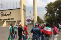 هواداران روبروی درب ورزشگاه آزادی