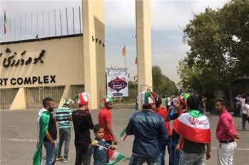 هواداران روبروی درب ورزشگاه آزادی