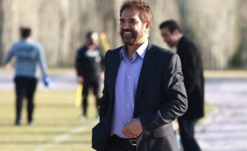 فیروز کریمی سرمربی تیم صنعت نفت آبادان