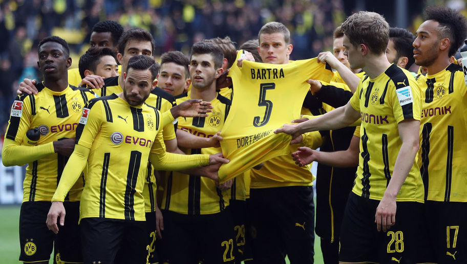دلگرمی دادن به بارترا توسط بازیکنان دورتموند بعد از پیروزی برابر فرانکفورت