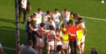 حضور هوادار تیم ماینز در بین بازیکنان و روحیه دادن به آن ها