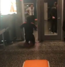 رد شدن از گیت فرودگاه به روش بالوتلی ستاره نیس