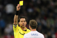 10 خطای شدید که به جای کارت قرمز با کارت زرد جریمه شدند !