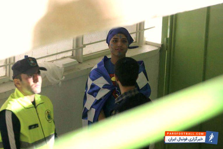 دختر تماشاگر بازی استقلال تهران و العین