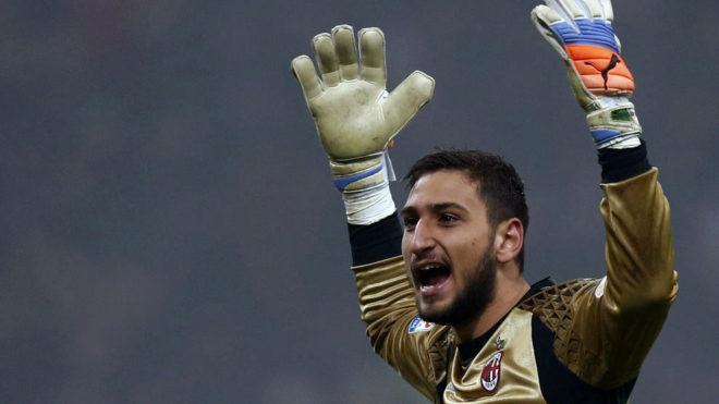 اسقبال هواداران میلان با دلار تقلبی از دوناروما