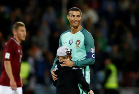 ستاره پرتغال سرپرستی دو کودک را قبول کرد