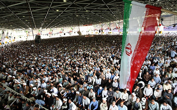 نصب بنر حاشیه ساز در نماز جمعه تهران