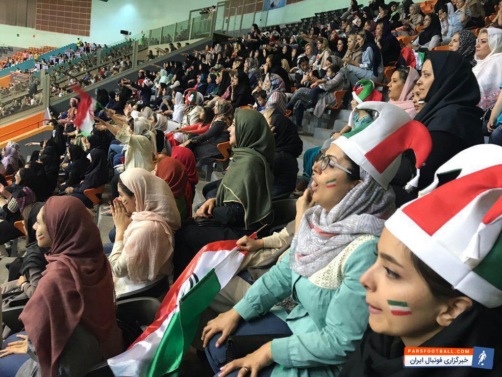 حضور زنان ایرانی در مسابقه تیم ملی والیبال