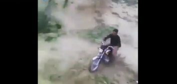 حرکت عجیب و غریب یک موتورسوار