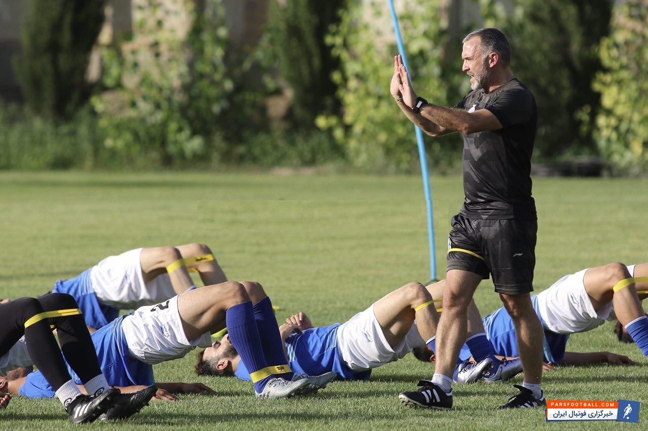 میک مک درمورت مربی سابق تیم ملی با حضور در تمرین استقلال