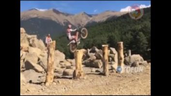 حرکات نمایشی با موتور کراس