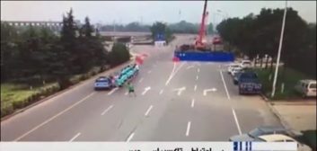 رانندگی عجیب یک راننده زن قربانی گرفت