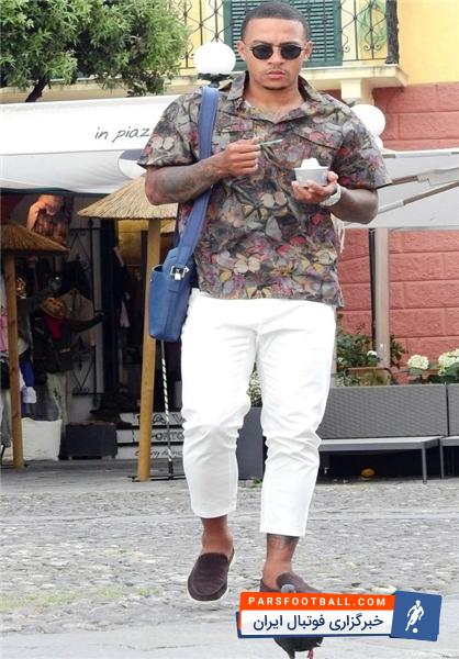 دپای ستاره لیون در حال سیگار کشیدن