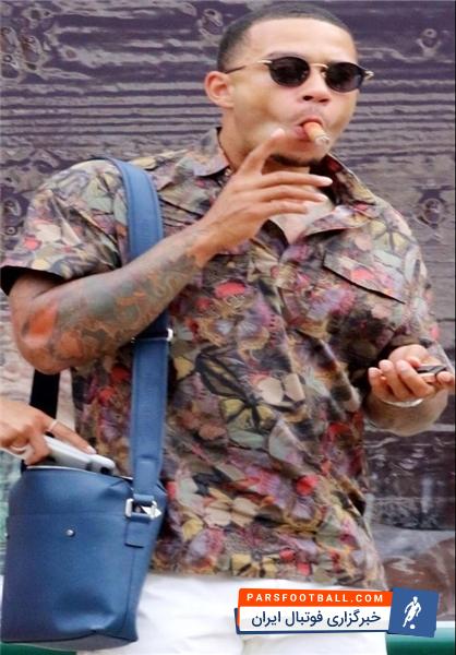 دپای ستاره لیون در حال سیگار کشیدن