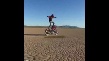 کلیپی جالب از انجام حرکات عجیب با موتورسواری