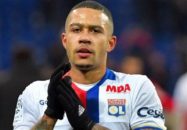 دپای ستاره لیون در حال سیگار کشیدن