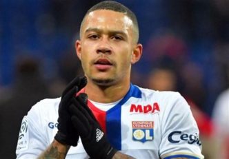 دپای ستاره لیون در حال سیگار کشیدن