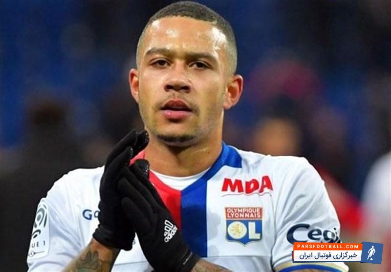 دپای ستاره لیون در حال سیگار کشیدن