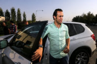 همان‌طور كه پيش‌بيني مي‌شد علی کریمی عطاي كار در نفت تهران را به لقاي آن بخشيد و از اين تيم جدا شد.