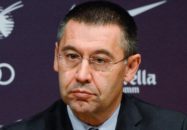 بنر استعفای بارتومئو در دیدار الاوز - بارسلونا