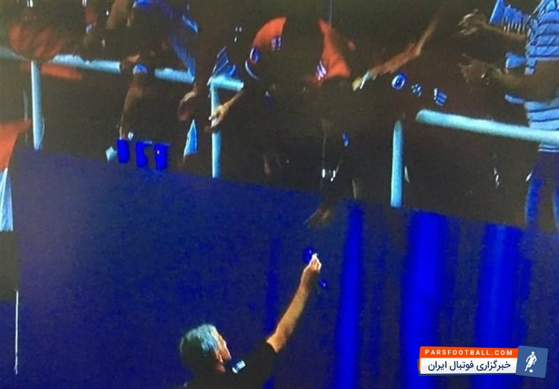 مورینیو سرمربی منچستریونایتد مدالش را اهدا کرد