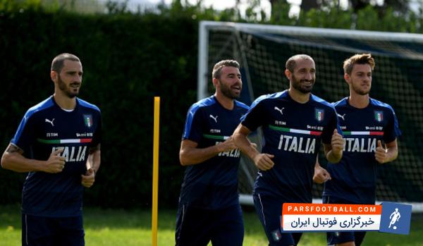 بونوچی در کنار دوستان سابق