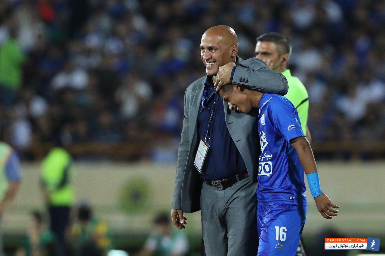 خربزه دادن یک هوادار به بازیکنان استقلال