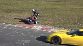 کلیپی از حوادث مختلف در مسابقه میان موتورها و ماشین های مسابقه در پیست