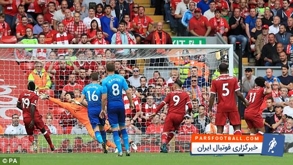 نویل : آرسنال یک تیم معمولی شده است