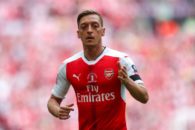 اوزیل پیراهنش را به هوادار آرسنال می دهد