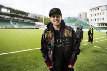 فورسبرگ به مدیر برنامه اش فراری داد