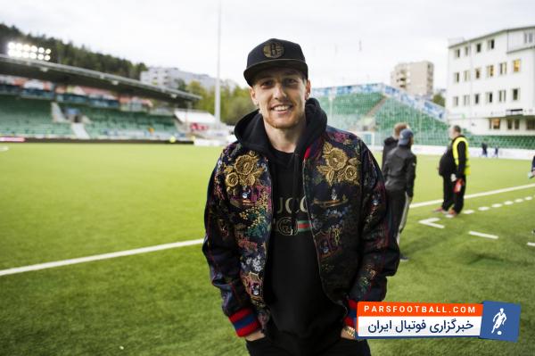 فورسبرگ به مدیر برنامه اش فراری داد