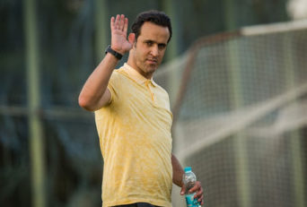 کریمی : اوضاع سرمربی های جوان درلیگ خوب نیست