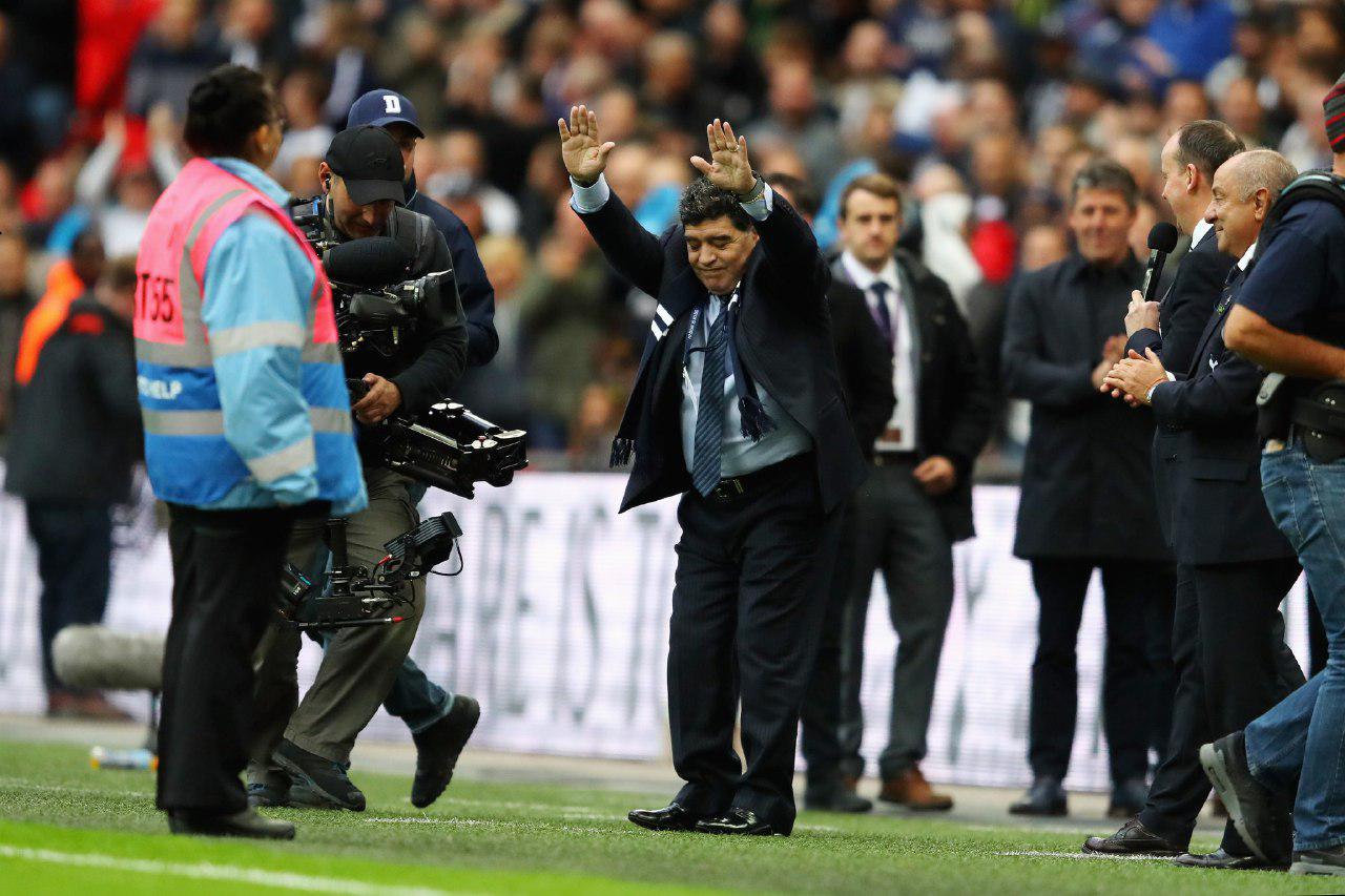 مارادونا مهمان ویژه دیدار دو تیم فوتبال تاتنهام برابر لیورپول که در ورزشگاه ومبلی برگزار شد بود