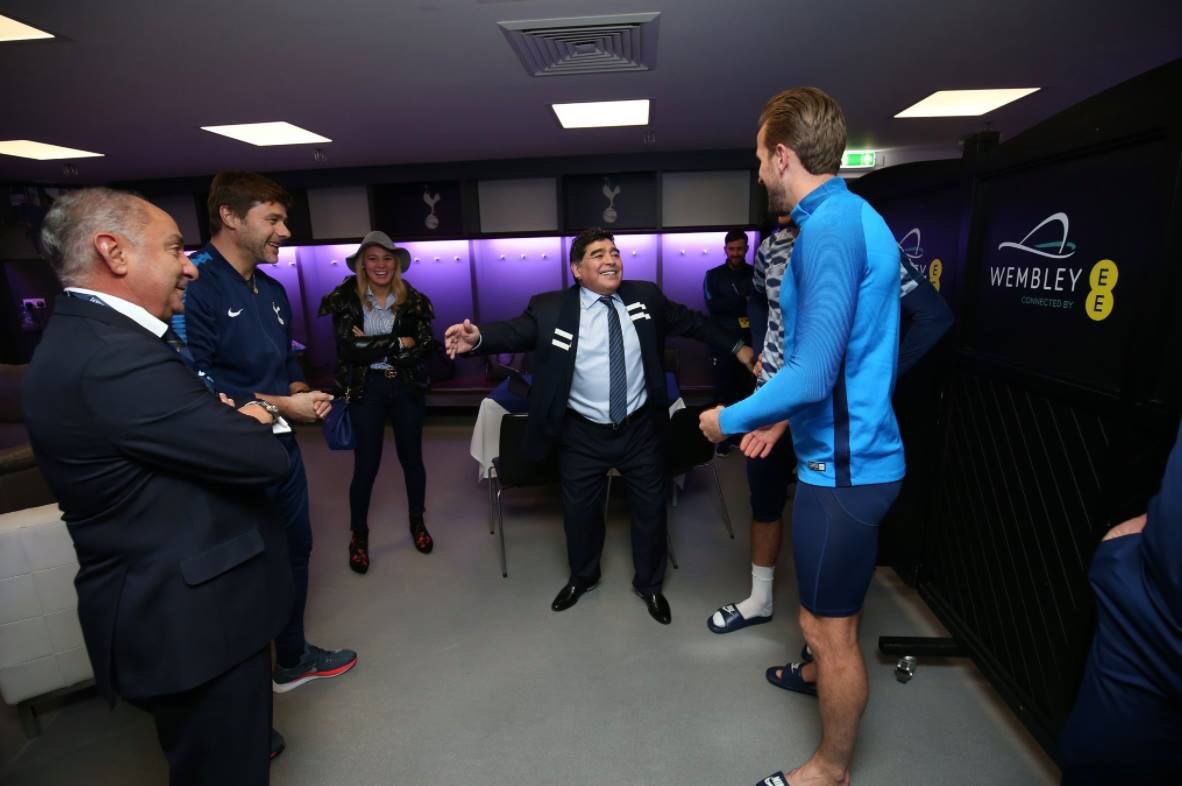 مارادونا مهمان ویژه دیدار دو تیم فوتبال تاتنهام برابر لیورپول که در ورزشگاه ومبلی برگزار شد بود