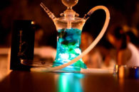 بعد از "یکهفته زندگی خشک اردویی" ستاره های فوتبال در تیم ملی (قهرمانان آسیا) طبق برنامه فدراسیون، شبی خوش در تالار زمرد مهمانخانه شرایتون سپری کردند. علی جباری با قلیان نشسته کنار ابراهیم آشتیانی. آنهایی که نمی‌کشند هم بخوری می‌شوند.