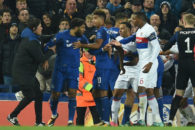 درگیری فیزیکی بین بازیکنان دو تیم فوتبال اورتون در برابر لیون در لیگ اروپا