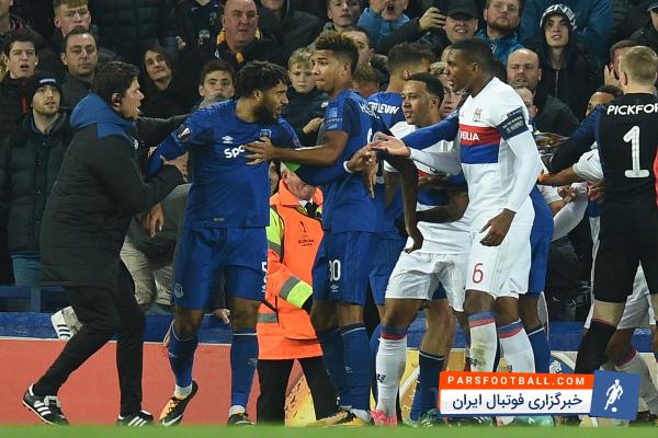 درگیری فیزیکی بین بازیکنان دو تیم فوتبال اورتون در برابر لیون در لیگ اروپا