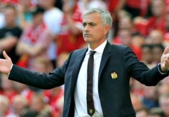 مورینیو سرمربی منچستریونایتد شاگرد سابقش در اینتر سزار را در آغوش کشید