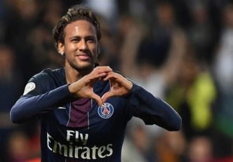 تلاش های نیمار برای گرفتن عکس یادگاری با کریس رونالدو جالب توجه بود