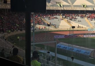 تماشاگران تیمهای استقلال و نساجی قائمشهر بارها علیه یکدیگر شعار سر دادند.شعار هواداران علیه هم در حضور پرسپولیسیها؛حضور مدیرعامل پیشین ..