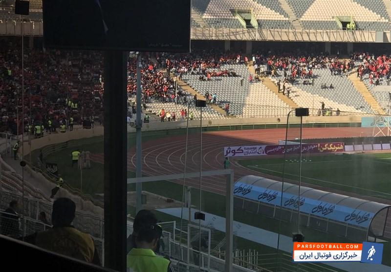 تماشاگران تیمهای استقلال و نساجی قائمشهر بارها علیه یکدیگر شعار سر دادند.شعار هواداران علیه هم در حضور پرسپولیسیها؛حضور مدیرعامل پیشین ..