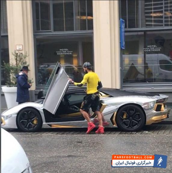 رضاییان در حال سوار شدن در لامبورگینی