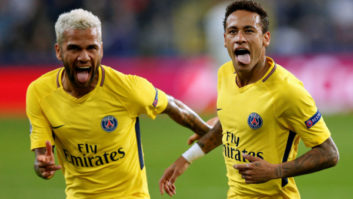 آلوز : در آن صحنه گویی که ما در مدرسه بودیم و بر سر توپ دعوا می کردیم