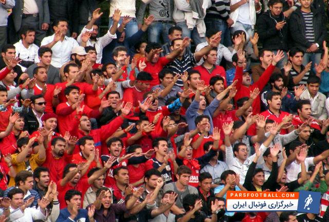 هواداران تیم فوتبال نساجی برای دیدار با تیم استقلال به ورزشگاه آزادی می آیند