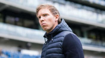 ناگلزمان : من قصد داشتم این بطری را از منطقه فنی به دیوار بکوبم اما به سمت تماشاگران رفت