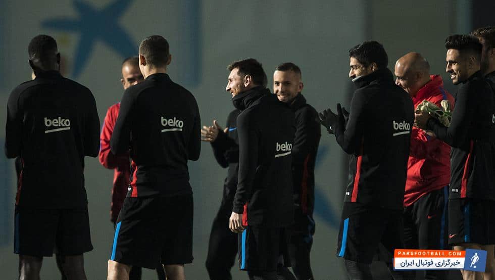 تبریک بازیکنان تیم فوتبال بارسلونا به لیونل مسی به خاطر دریافت کفش طلا